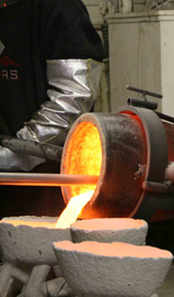 Making bronze art casting - bronze pouting